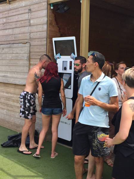 Location de photobooth (borne photo) avec miroir pour des séminaires, anniversaires, mariages et autres évènements festifs à Dardilly dans l'ouest lyonnais